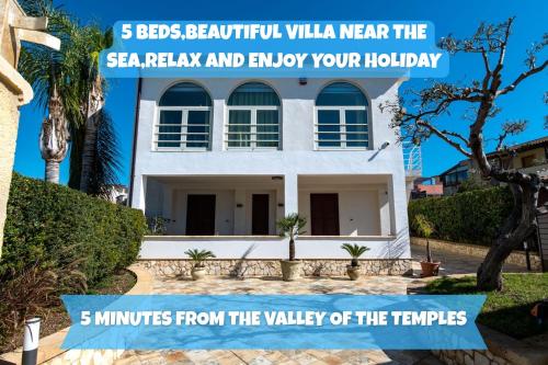 La Terrazza Sul Tramonto Apartment in a Villa Near the Sea in San Leone Parking And Air Conditioning — 4-Star Luxury Hotel in Agrigento, Italy