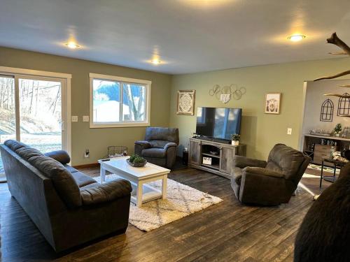 Huge 5 Bedroom 2 12 Bathroom And Pet Friendly — 4-Star Luxury Hotel in Ontario, United States