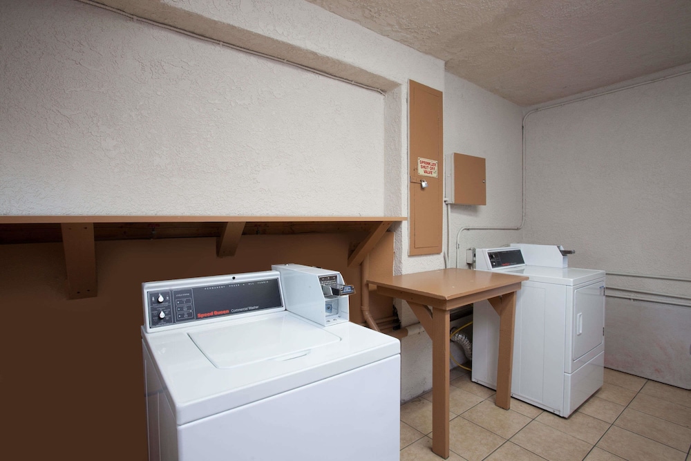Express Inn & Suites - photo 28