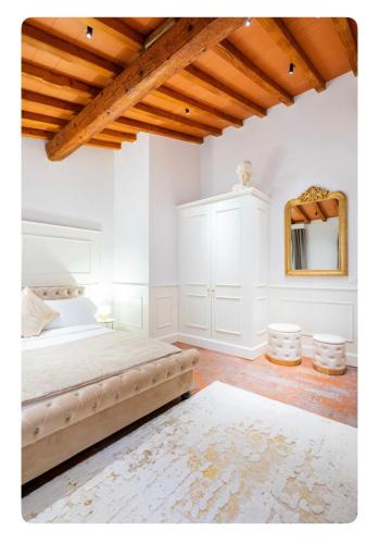 The bright window in Florence Super centrale — 4-Star Luxury Hotel in Florence, Italy