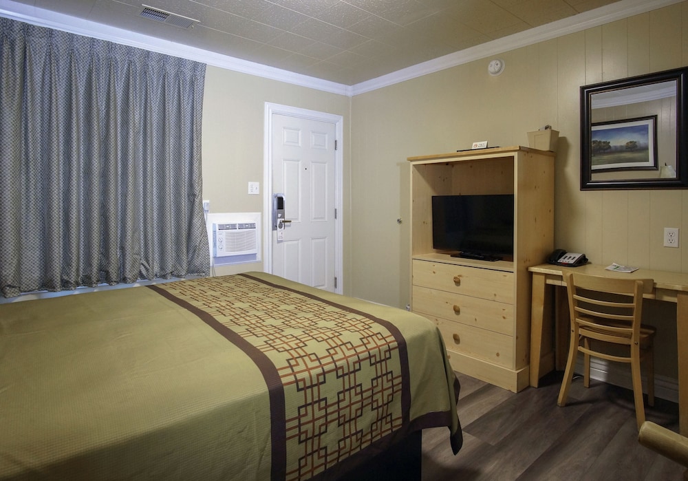 Green Gables Motel & Suites - photo 18