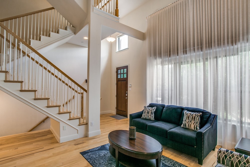 Stylish 3 bedroom Town Home at shops at — 4-Star Luxury Hotel in Plano, United States
