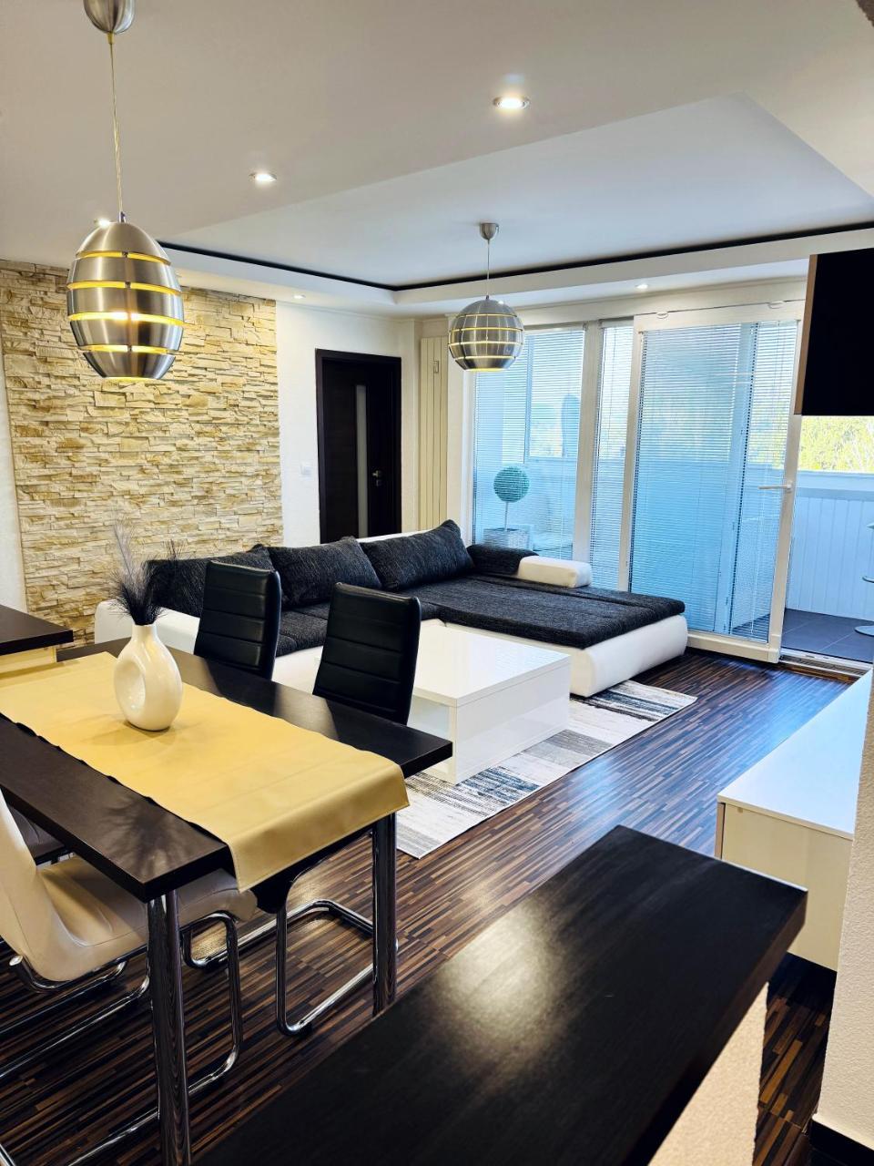 Moderný 2 spálňový apartmán Twins White s balkónom — 4-Star Luxury Hotel in Michalovce, Slovakia
