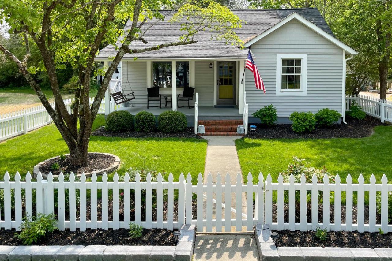 Urbanna Cottage with Private Yard and Water Views — 4-Star Luxury Hotel in Urbana, United States