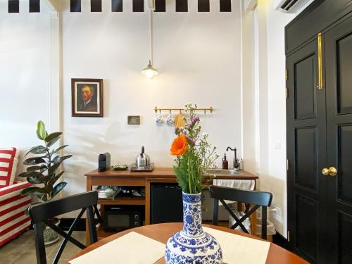Stylist Siamese Design House Steps To Chinatown Self Check In