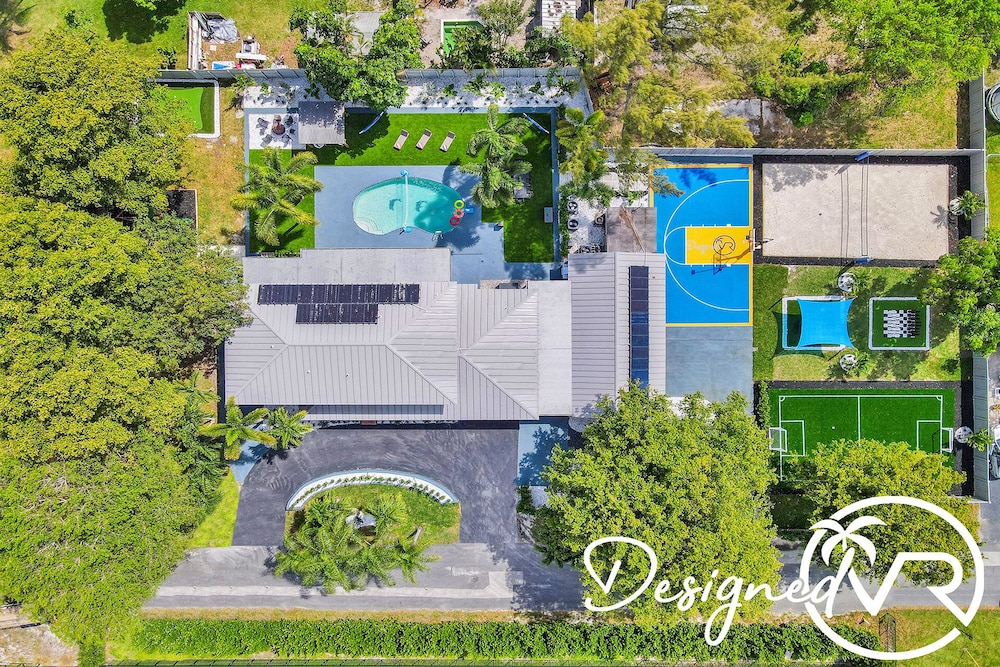 8BR Resort with Pool & Tons of Games 22 Guests - featured photo
