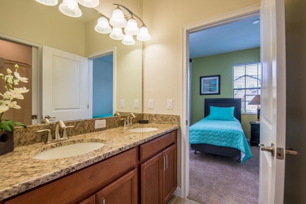 9156Sd - carbon neutral hotel in Davenport
