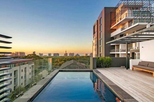 Greenpoint Hideaway Pool Balcony Luxury Living — 4-Star Luxury Hotel in Cape Town, South Africa