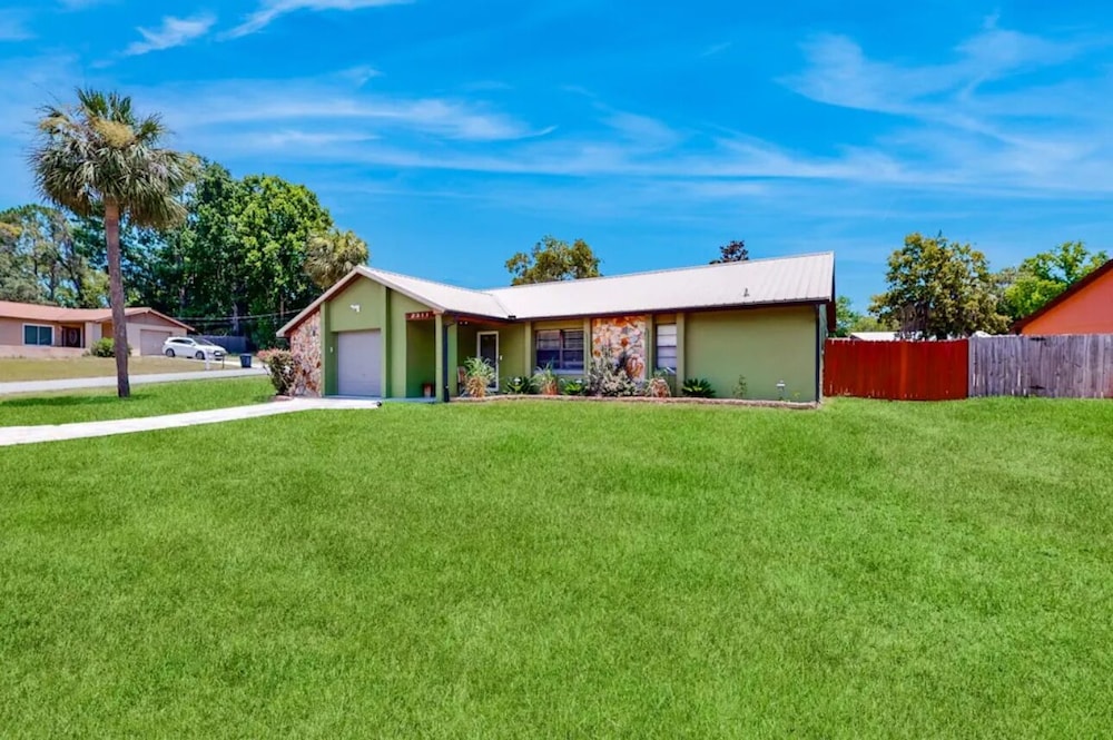 Sunset Oasis - carbon neutral hotel in Homosassa