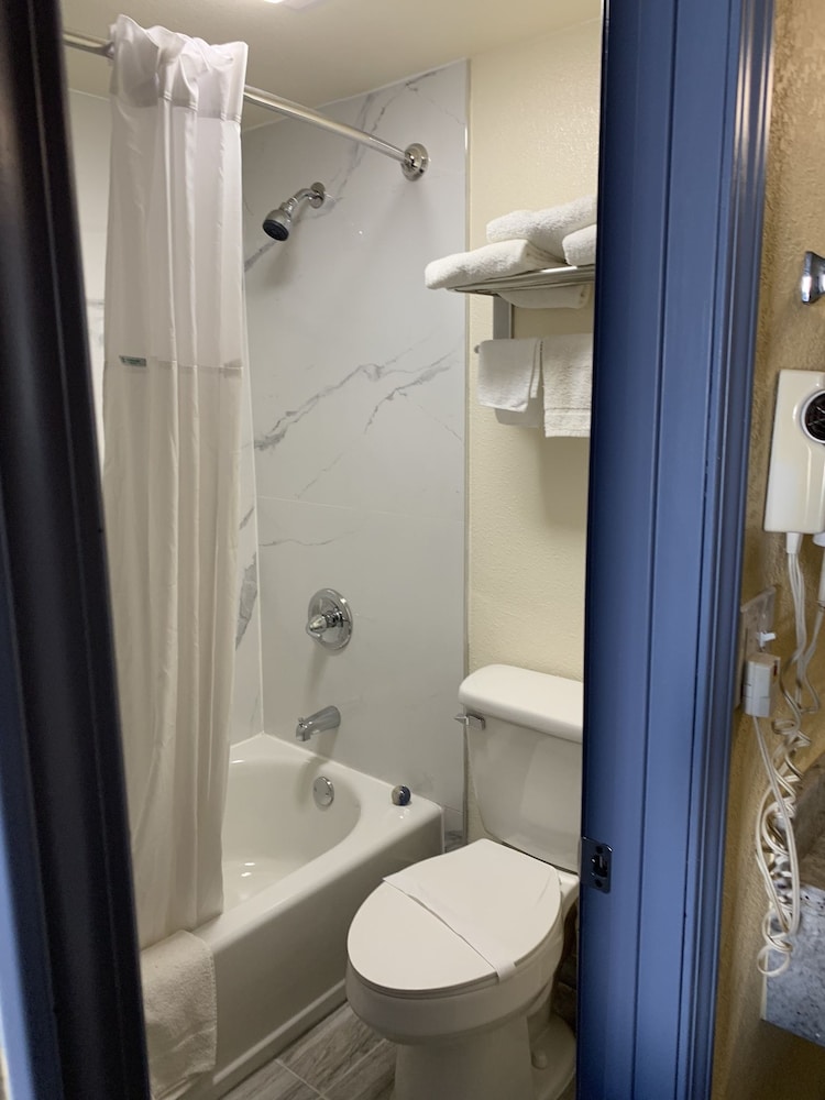 Days Inn by Wyndham Okmulgee - photo 16