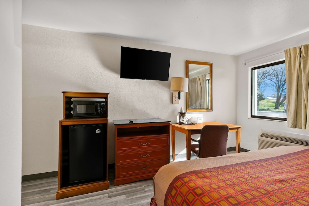 Americas Best Value Inn Lincoln Airport - photo 18