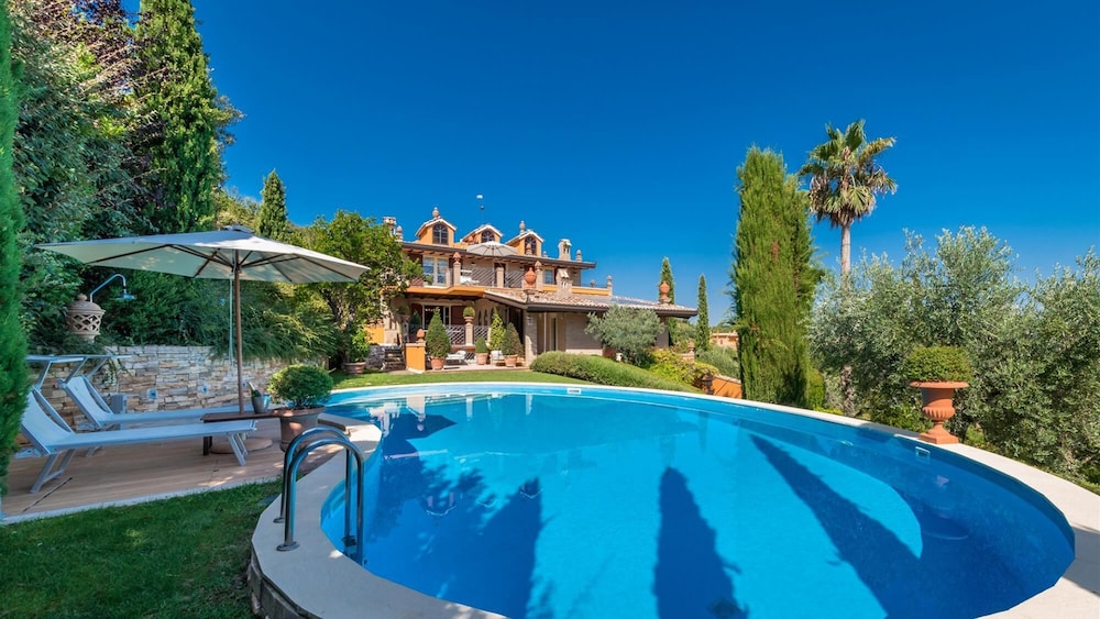Fontespina 6 Emma Villas — 4-Star Luxury Hotel in Acquaviva Picena, Italy