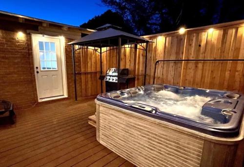 Backyard bbq amazing hot tub1 in Amarillo, United States