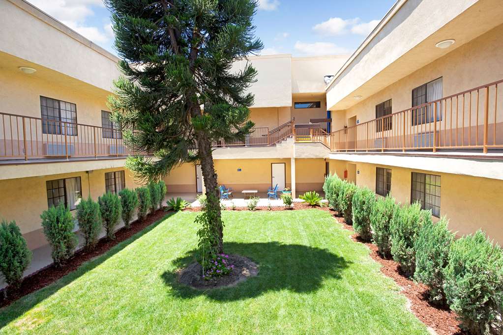 Days Inn & Suites by Wyndham Artesia - photo 2