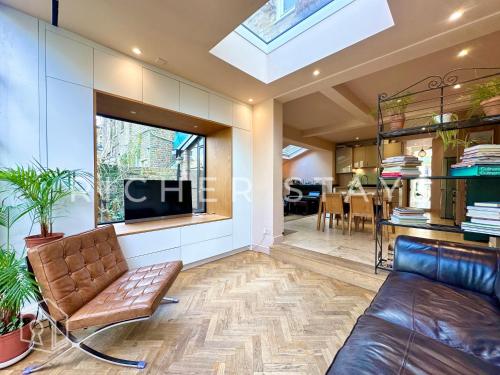 Bohemian Notting Hill Flat Garden & Amenities — 4-Star Luxury Hotel in London, United Kingdom