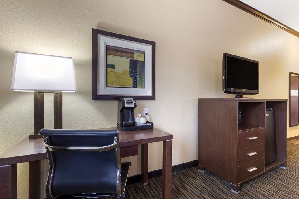 Best Western Plus Classic Inn & Suites - photo 14