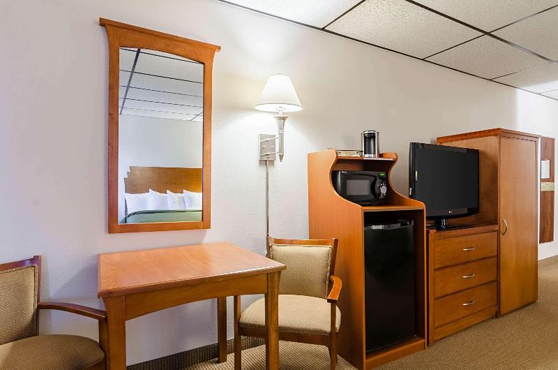 Quality Inn & Suites Salina West - photo 8