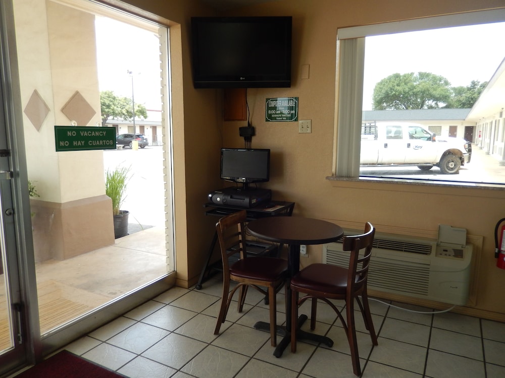 Pearsall Executive Inn - photo 3