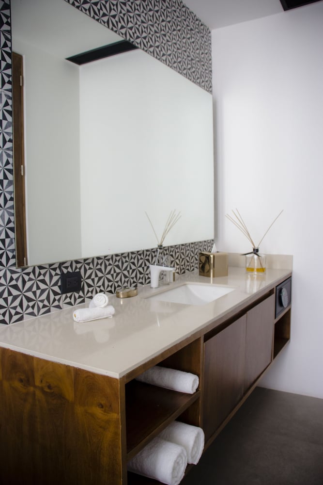 Bathroom sink