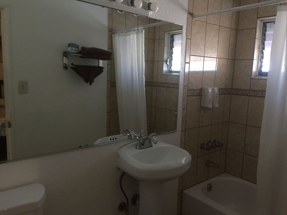 Tradewinds Airport Hotel - photo 16