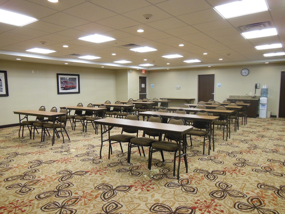 Holiday Inn Express & Suites Washington Meadow Lands by IHG - photo 38