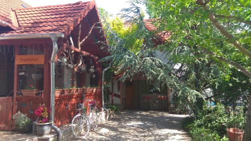 Mendei Vendeghaz - carbon neutral hotel in Mende