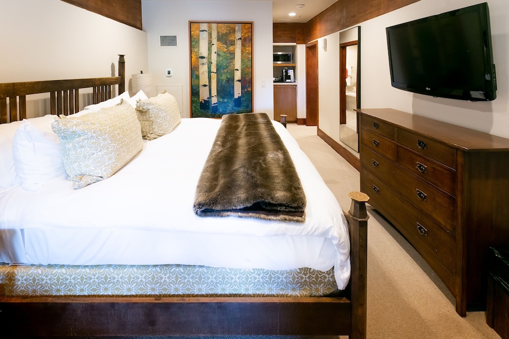 Deluxe King Room with Fireplace Hotel Room - photo 3