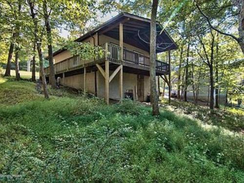 Clubhouse Lakeview Chalet — 4-Star Luxury Hotel in East Stroudsburg, United States