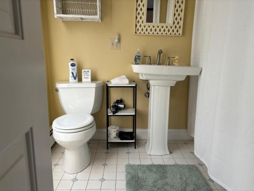 Modern Cottage Downtown NPT Waites Wharf Cottage RE05618 STR — 4-Star Luxury Hotel in Newport, United States
