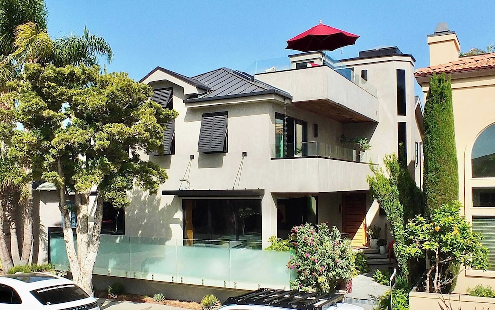 Naples Luxury Retreat 3 BDR Stay for 6 With Rooftop Patio in Long Beach, United States