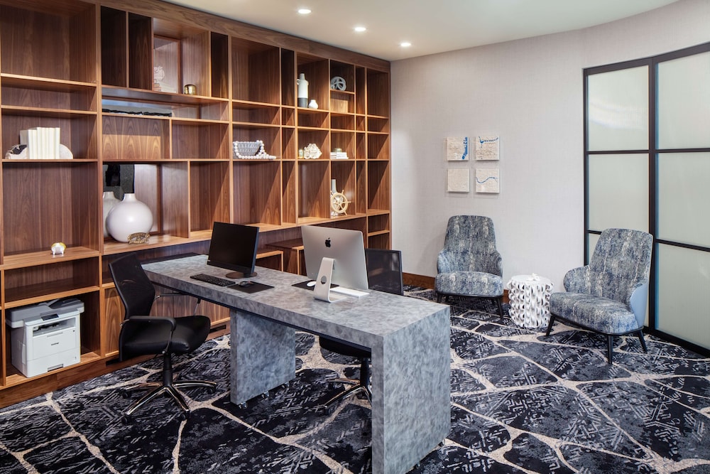 Hampton Inn Boston Seaport District - photo 41