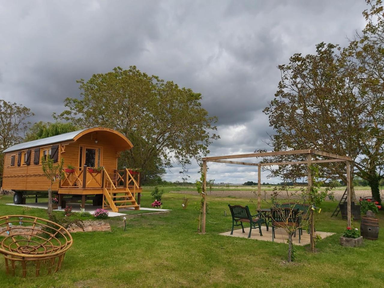 La Roulotte de Florette Avec Jacuzzi Gratuit — hotel in Soings-En-Sologne