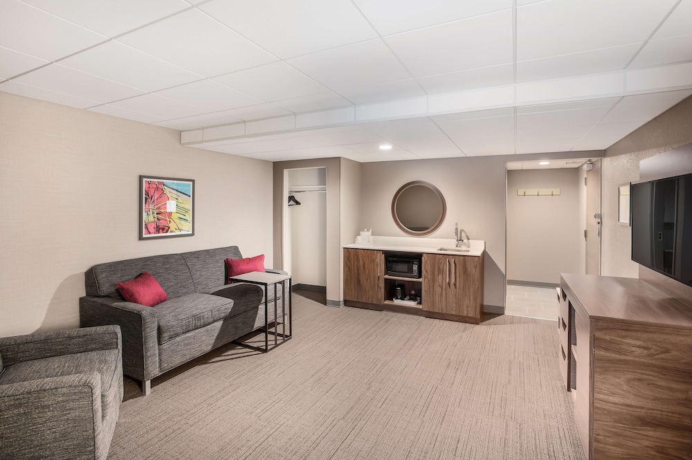 Hampton Inn & Suites Houghton - photo 15