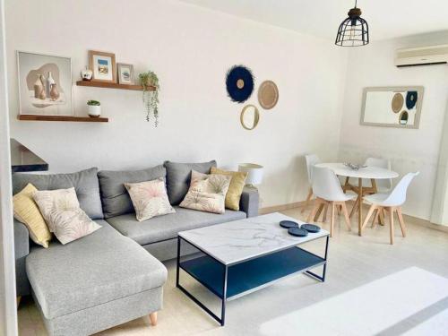 Le Central Spacieux Avec Loggia in Saint-Raphael, France