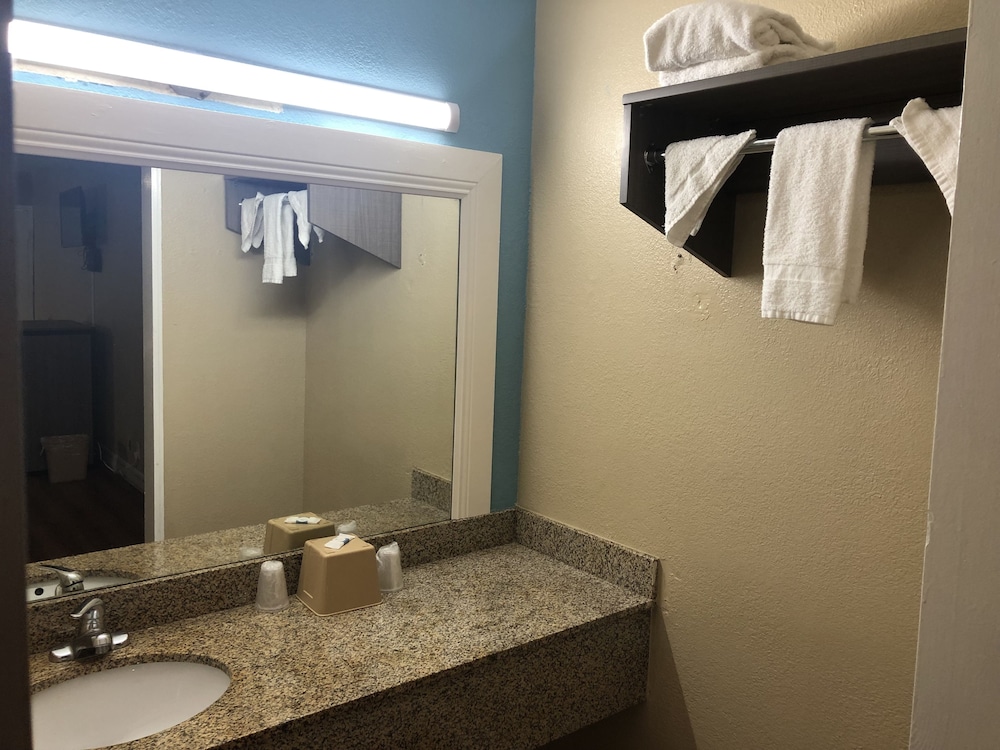 Luxury Inn & Suites - photo 9