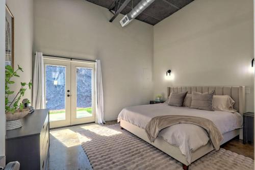 Downtown Clayton Charm Unit 2 — Clayton