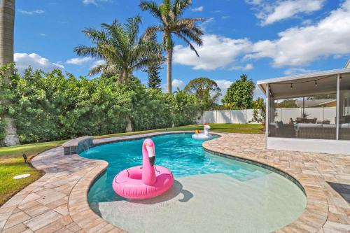 Pool Home Near Downtown 5th Ave Beaches & Pier — 4-Star Luxury Hotel in Naples, United States