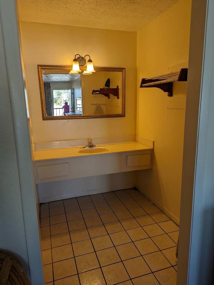 Summer Breeze Motel - photo 15