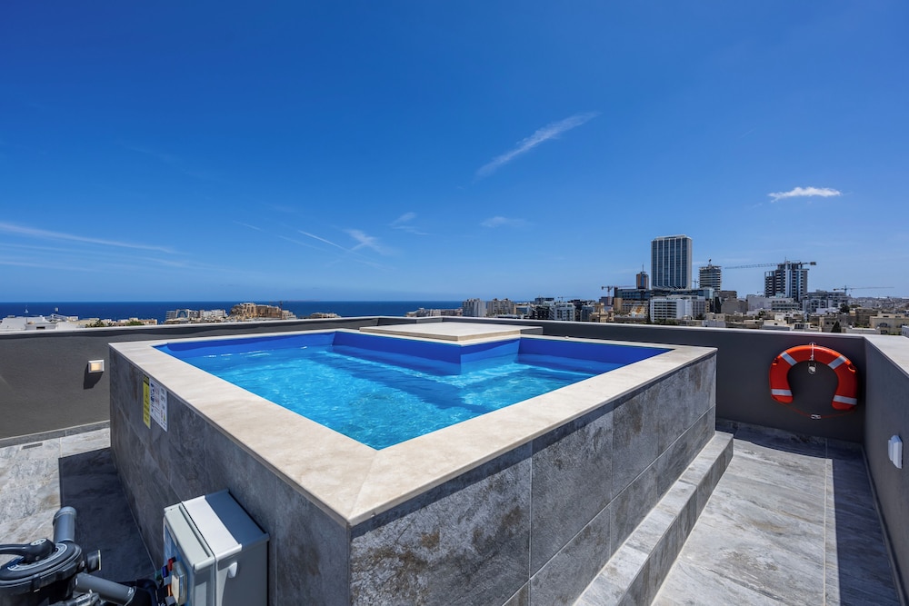 1 Bedroom Penthouse Retreat for Couples & Families with Large Rooftop Terrace and Pool — 4-Star Luxury Hotel in Pembroke, Malta