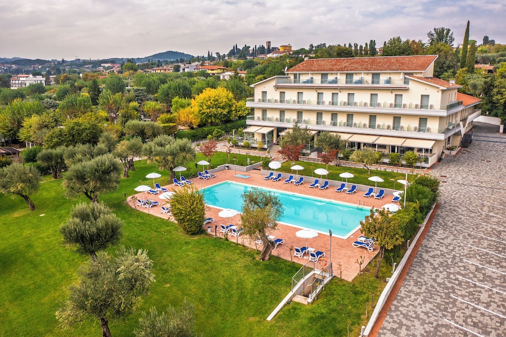 Hotel Villa Paradiso Suite - carbon neutral hotel in Moniga Del Garda
