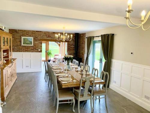 Secluded Countryside Home Hot Tub Onsite Pub Pool Table Sleeps upto 13 Perfect for a family get together — 4-Star Luxury Hotel in Wimborne Minster, United Kingdom