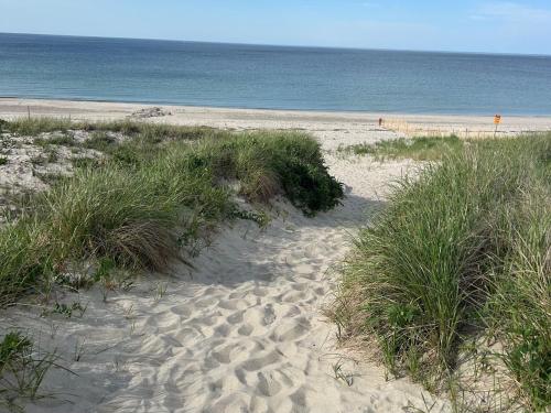 5 Beach Road East Sandwich Sandy Toes & Salty Kisses — hotel in East Sandwich
