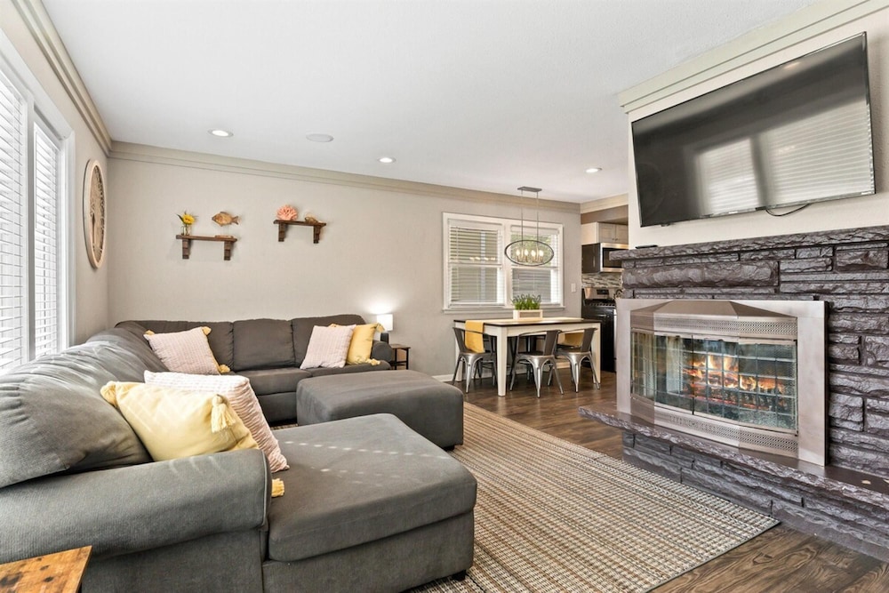 Brew City Game Room Fenced Yard Sleeps 13 in Milwaukee, United States