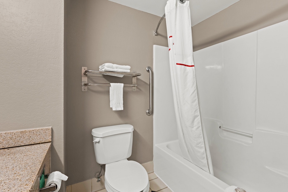 Red Roof Inn & Suites Newnan - photo 20