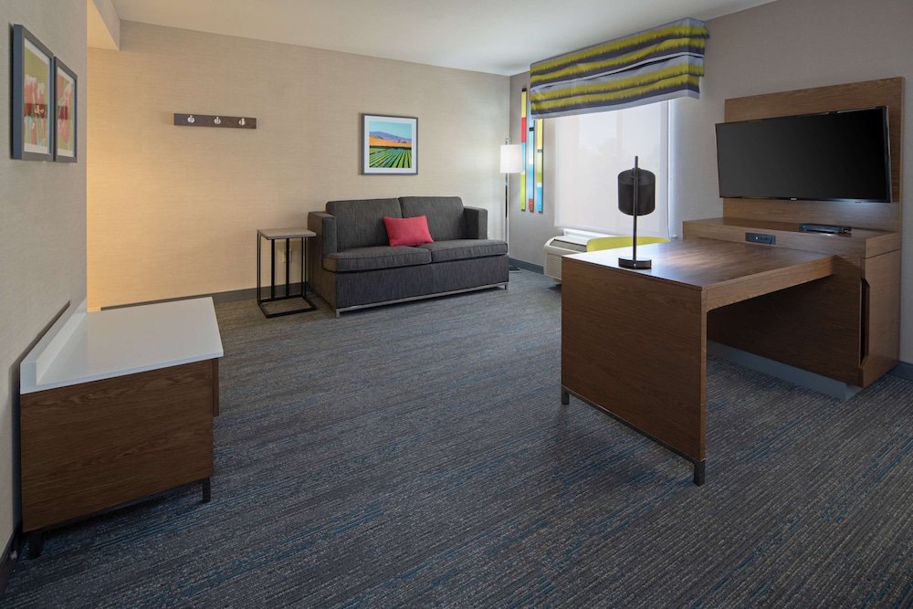 Hampton Inn Visalia - photo 12
