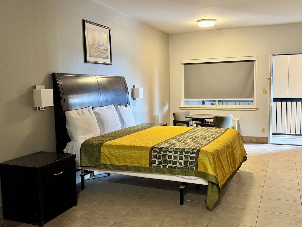 Texas Inn and Suites City Center at University Dr. - photo 15