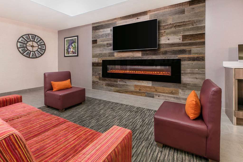 La Quinta Inn & Suites by Wyndham Fredericksburg - photo 8