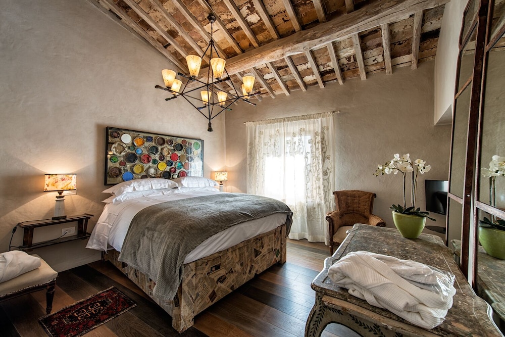 Drogheria e Locanda Franci — 4-Star Luxury Hotel in Montalcino, Italy