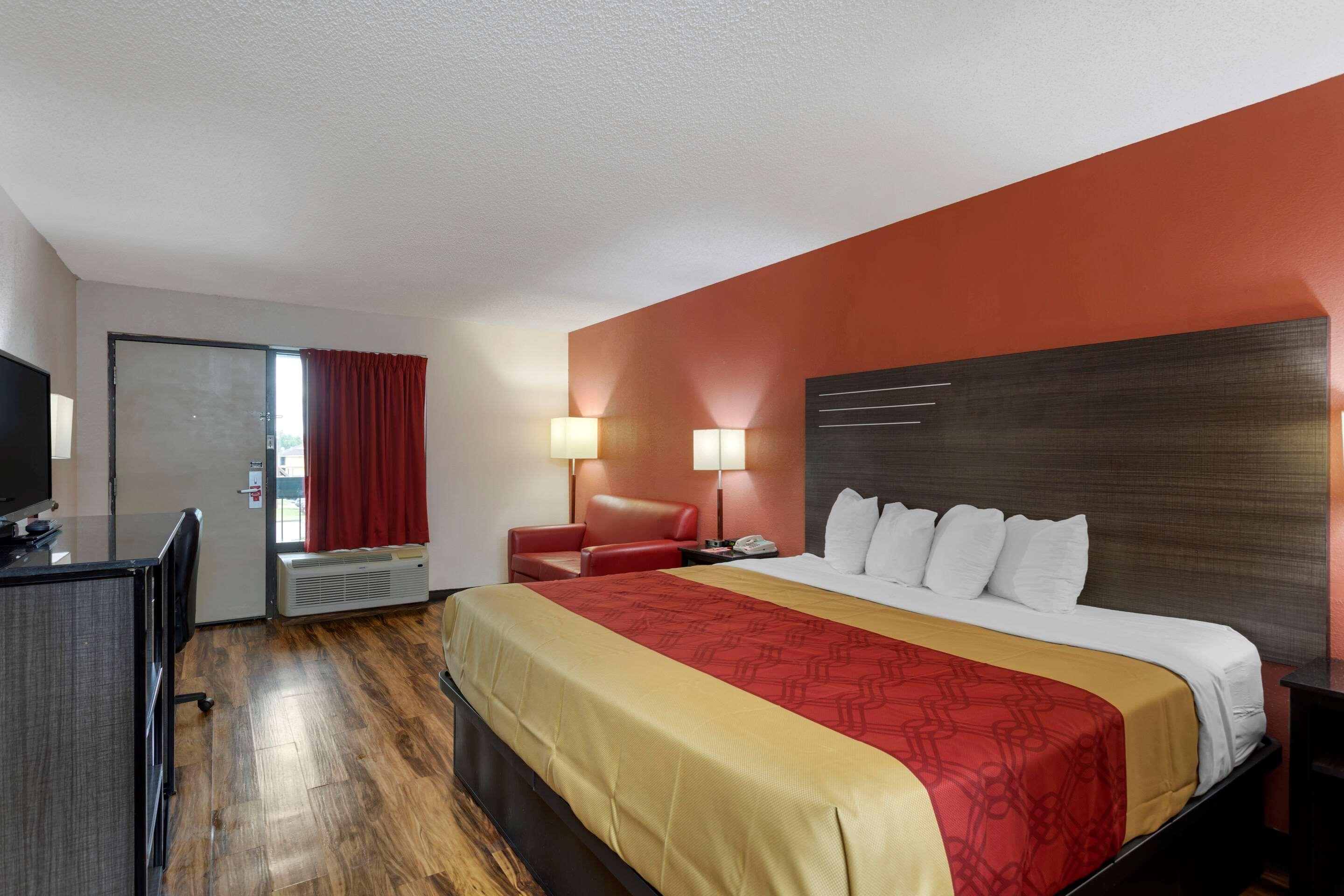 Econo Lodge Madison Airport - photo 15
