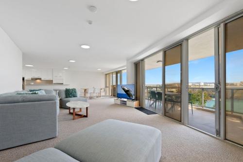 Oceanfront apartment on top of point Cartwright — 4-Star Luxury Hotel in Buddina, Australia
